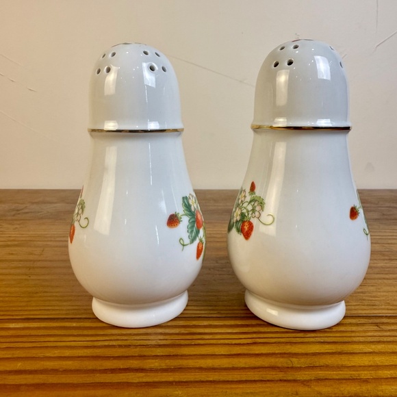 Vintage Avon Strawberry Porcelain Shaker with 22K Gold Trim – Set of 2 - Picture 5 of 15